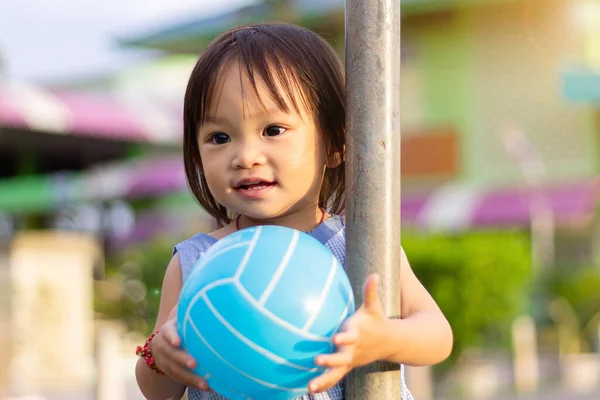 Веселого Азіатського Малюка Грає Ячі Іграшки Майданчику Вона Посміхається Носить — стокове фото