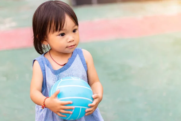 Feliz Bebé Asiático Niña Jugando Juguetes Pelota Patio Recreo Sonriendo —  Fotos de Stock