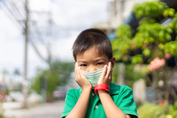 Menino Asiático Jovem Usando Máscara Tecido Segurando Garrafa Spray Álcool — Fotografia de Stock