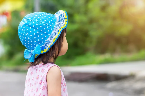 Imagen Retrato Bebé Años Feliz Niña Asiática Pie Parque Del — Foto de Stock