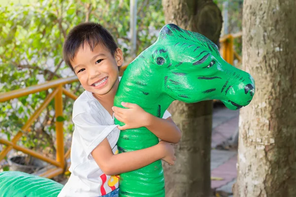 Портретний Образ Дитини Років Щасливий Азіатський Хлопчик Грає Іграшкою Динозавра — стокове фото