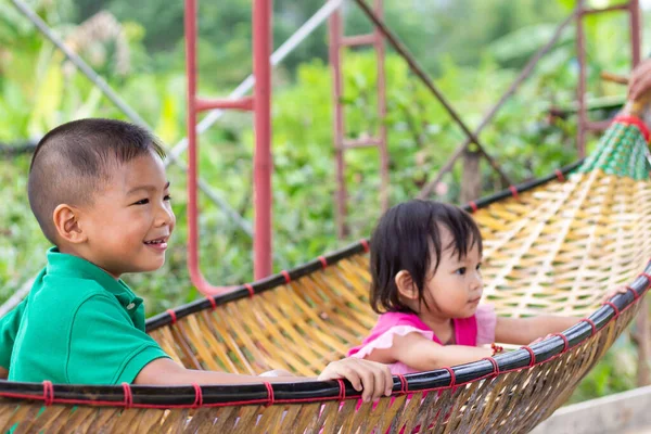 Selektivní Soustředění Šťastné Asijské Děti Bratr Sestra Sedí Kolébce Usmívají — Stock fotografie