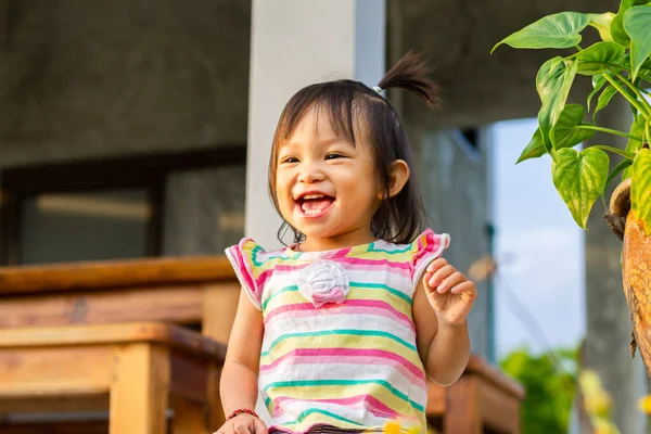 Portrét Dítěte Věku Let Šťastná Asijská Holčička Usmívá Směje Sedí — Stock fotografie