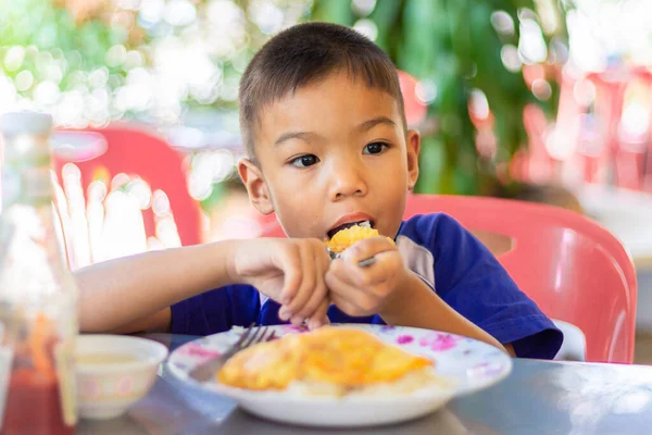 Concentrati Ora Cena Ristorante Ragazzino Asiatico Che Mangia Riso Con — Foto Stock