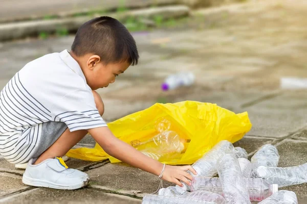 Parc Public Asiatique Enfant Garçon Est Bénévole Pour Nettoyer Terrain — Photo