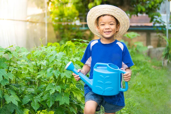 Foto Anak Petani Asia Yang Sedang Menyiram Sayur Sayuran Kebun — Stok Foto