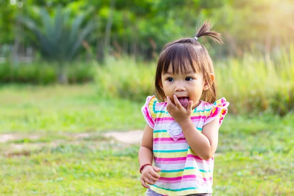 Foto Bayi Usia Tahun Anak Asia Meletakkan Tangannya Dan Mulutnya — Stok Foto