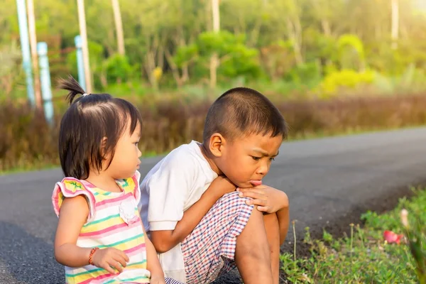 Gambar Kakak Dan Kakak Duduk Taman Anak Asia Merasa Sedih — Stok Foto