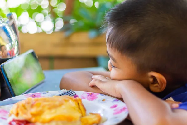 Fokus Yang Lembut Makan Malam Restoran Anak Kecil Asia Makan — Stok Foto