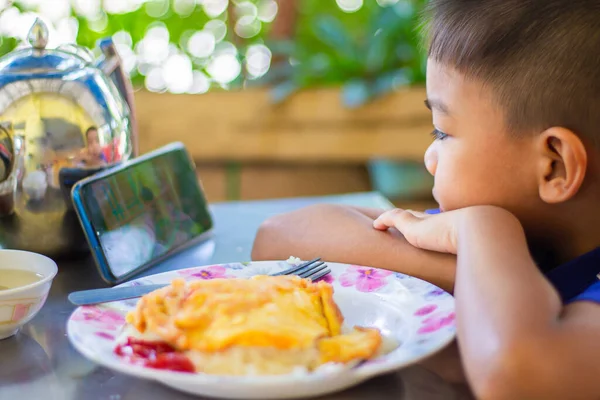 Fokus Yang Lembut Makan Malam Restoran Anak Kecil Asia Makan — Stok Foto