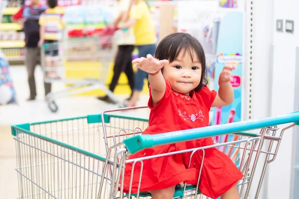 Foto Bayi Usia Tahun Anak Perempuan Asia Yang Bahagia Duduk — Stok Foto