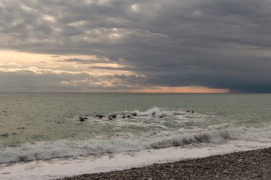 Denizde gün batımı.