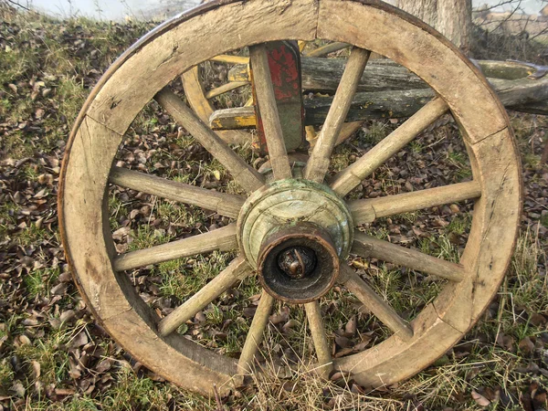 Velha roda de madeira — Fotografia de Stock