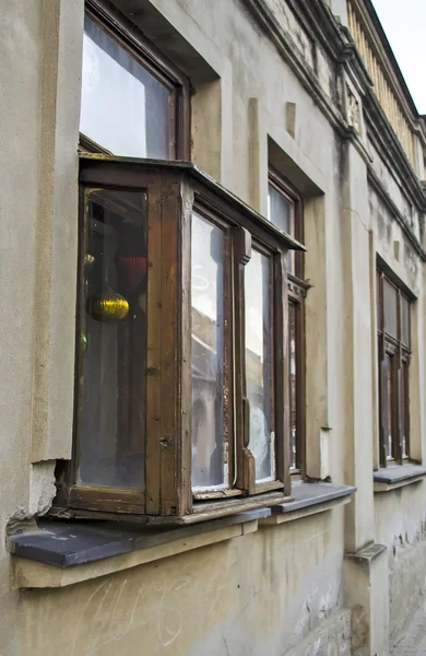 Jendela tua di sebuah rumah di Sremski Karlovci. Pemain anggar Kibik  . — Stok Foto