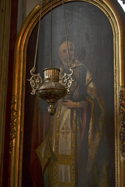 Icona con lampada nella chiesa ortodossa di Idvor 1 — Foto Stock