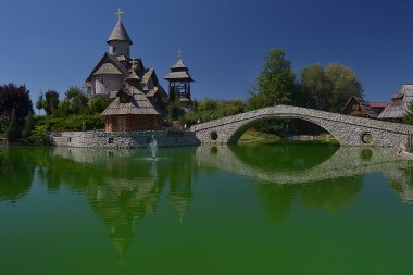 Ortodoks Kilisesi göl kenarında