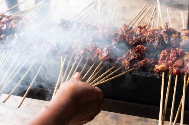 Tipik Endonezya yemeklerinden biri satay ya da doygunluktur. Bu yemek et, koyun eti ya da tavuktan yapılır. Dumanlı kömürlerin üzerinde ızgara yapılır. Sonra da fıstık sosu ve soya sosuyla servis edilir..
