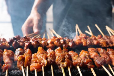 Tipik Endonezya yemeklerinden biri satay ya da doygunluktur. Bu yemek et, koyun eti ya da tavuktan yapılır. Dumanlı kömürlerin üzerinde ızgara yapılır. Sonra da fıstık sosu ve soya sosuyla servis edilir..