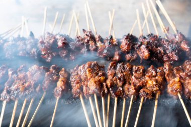 Tipik Endonezya yemeklerinden biri satay ya da doygunluktur. Bu yemek et, koyun eti ya da tavuktan yapılır. Dumanlı kömürlerin üzerinde ızgara yapılır. Sonra da fıstık sosu ve soya sosuyla servis edilir..