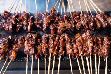 Tipik Endonezya yemeklerinden biri satay ya da doygunluktur. Bu yemek et, koyun eti ya da tavuktan yapılır. Dumanlı kömürlerin üzerinde ızgara yapılır. Sonra da fıstık sosu ve soya sosuyla servis edilir..