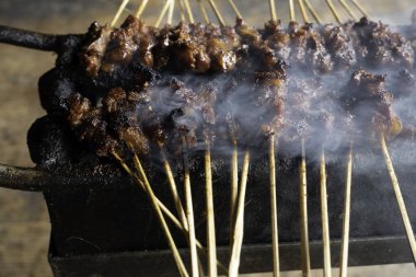 Tipik Endonezya yemeklerinden biri satay ya da doygunluktur. Bu yemek et, koyun eti ya da tavuktan yapılır. Dumanlı kömürlerin üzerinde ızgara yapılır. Sonra da fıstık sosu ve soya sosuyla servis edilir..