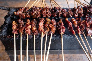 Tipik Endonezya yemeklerinden biri satay ya da doygunluktur. Bu yemek et, koyun eti ya da tavuktan yapılır. Dumanlı kömürlerin üzerinde ızgara yapılır. Sonra da fıstık sosu ve soya sosuyla servis edilir..
