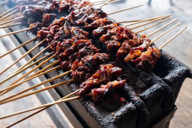 Tipik Endonezya yemeklerinden biri satay ya da doygunluktur. Bu yemek et, koyun eti ya da tavuktan yapılır. Dumanlı kömürlerin üzerinde ızgara yapılır. Sonra da fıstık sosu ve soya sosuyla servis edilir..