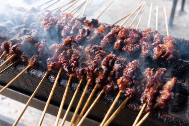 Tipik Endonezya yemeklerinden biri satay ya da doygunluktur. Bu yemek et, koyun eti ya da tavuktan yapılır. Dumanlı kömürlerin üzerinde ızgara yapılır. Sonra da fıstık sosu ve soya sosuyla servis edilir..