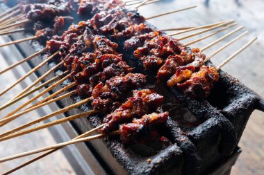 Tipik Endonezya yemeklerinden biri satay ya da doygunluktur. Bu yemek et, koyun eti ya da tavuktan yapılır. Dumanlı kömürlerin üzerinde ızgara yapılır. Sonra da fıstık sosu ve soya sosuyla servis edilir..