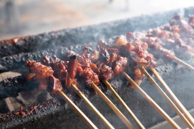 Tipik Endonezya yemeklerinden biri satay ya da doygunluktur. Bu yemek et, koyun eti ya da tavuktan yapılır. Dumanlı kömürlerin üzerinde ızgara yapılır. Sonra da fıstık sosu ve soya sosuyla servis edilir..