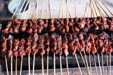 Tipik Endonezya yemeklerinden biri satay ya da doygunluktur. Bu yemek et, koyun eti ya da tavuktan yapılır. Dumanlı kömürlerin üzerinde ızgara yapılır. Sonra da fıstık sosu ve soya sosuyla servis edilir..