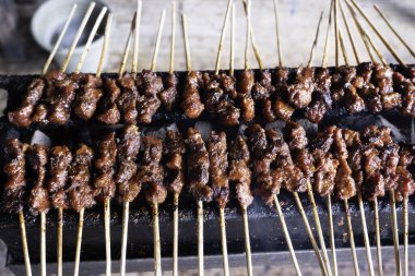Tipik Endonezya yemeklerinden biri satay ya da doygunluktur. Bu yemek et, koyun eti ya da tavuktan yapılır. Dumanlı kömürlerin üzerinde ızgara yapılır. Sonra da fıstık sosu ve soya sosuyla servis edilir..