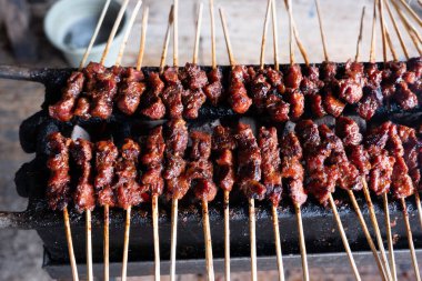 Tipik Endonezya yemeklerinden biri satay ya da doygunluktur. Bu yemek et, koyun eti ya da tavuktan yapılır. Dumanlı kömürlerin üzerinde ızgara yapılır. Sonra da fıstık sosu ve soya sosuyla servis edilir..
