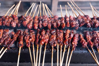 Tipik Endonezya yemeklerinden biri satay ya da doygunluktur. Bu yemek et, koyun eti ya da tavuktan yapılır. Dumanlı kömürlerin üzerinde ızgara yapılır. Sonra da fıstık sosu ve soya sosuyla servis edilir..