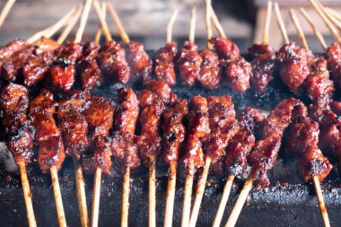 Tipik Endonezya yemeklerinden biri satay ya da doygunluktur. Bu yemek et, koyun eti ya da tavuktan yapılır. Dumanlı kömürlerin üzerinde ızgara yapılır. Sonra da fıstık sosu ve soya sosuyla servis edilir..