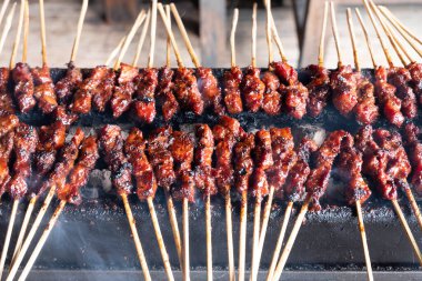 Tipik Endonezya yemeklerinden biri satay ya da doygunluktur. Bu yemek et, koyun eti ya da tavuktan yapılır. Dumanlı kömürlerin üzerinde ızgara yapılır. Sonra da fıstık sosu ve soya sosuyla servis edilir..