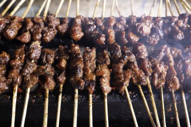 Tipik Endonezya yemeklerinden biri satay ya da doygunluktur. Bu yemek et, koyun eti ya da tavuktan yapılır. Dumanlı kömürlerin üzerinde ızgara yapılır. Sonra da fıstık sosu ve soya sosuyla servis edilir..