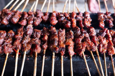 Tipik Endonezya yemeklerinden biri satay ya da doygunluktur. Bu yemek et, koyun eti ya da tavuktan yapılır. Dumanlı kömürlerin üzerinde ızgara yapılır. Sonra da fıstık sosu ve soya sosuyla servis edilir..