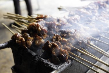Tipik Endonezya yemeklerinden biri satay ya da doygunluktur. Bu yemek et, koyun eti ya da tavuktan yapılır. Dumanlı kömürlerin üzerinde ızgara yapılır. Sonra da fıstık sosu ve soya sosuyla servis edilir..