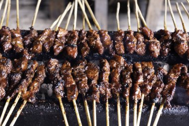 Tipik Endonezya yemeklerinden biri satay ya da doygunluktur. Bu yemek et, koyun eti ya da tavuktan yapılır. Dumanlı kömürlerin üzerinde ızgara yapılır. Sonra da fıstık sosu ve soya sosuyla servis edilir..