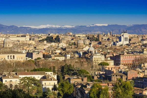 Cityscape de Roma cidade com montanhas, Itália — Fotografia de Stock