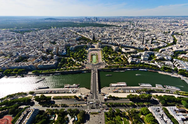 Trocadero helyet, a La Defense negyed és a Szajna folyón, Párizs, Fra — Stock Fotó