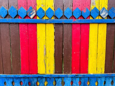 Çok renkli boyalı ahşap bir çit. Reklam ve fotoğraf için arka plan. Farklı renklerde boyanmış tahta tahtalar.