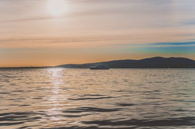 Yatı ve gün batımında resimli gökyüzü olan güzel bir gece manzarası.. 