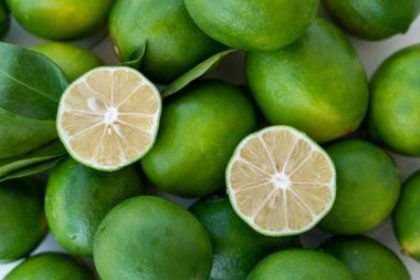 Beyaz ahşap arka planda taze kireç