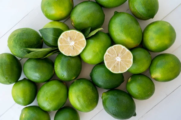 Lime Fraîche Sur Fond Bois Blanc — Photo