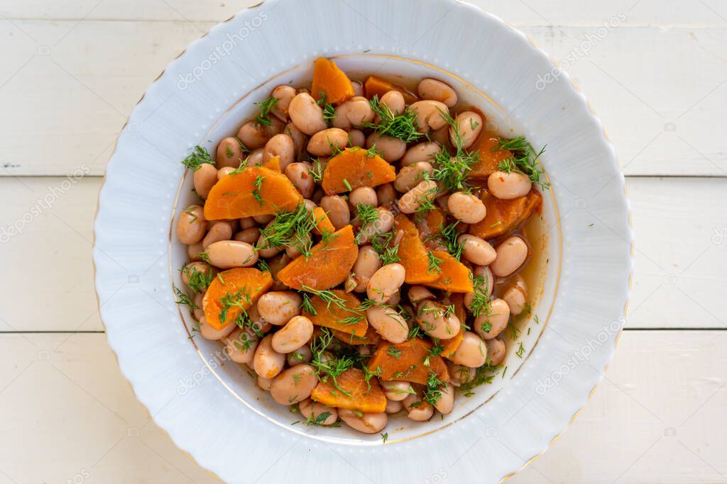 frijoles cocidos con zanahoria en plato blanco 2024