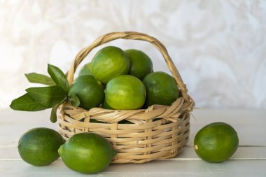 Sepette yaprakları olan taze limonlar