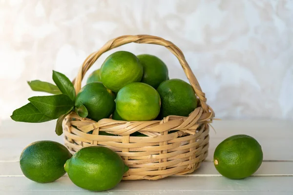 Frische Limetten Mit Blättern Korb Stockfoto