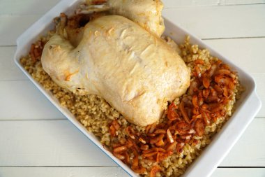 Soğan ve bulgur pilavlı doldurulmuş tavuk.    